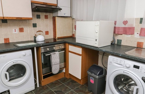 Y Felinheli Cabaña | 23 BEACH ROAD, pet friendly, country holiday cottage in Y Felinheli