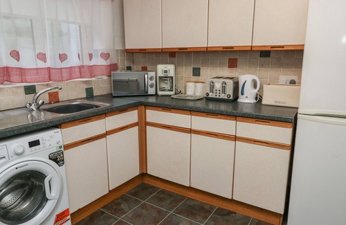 Y Felinheli Cabaña | 23 BEACH ROAD, pet friendly, country holiday cottage in Y Felinheli