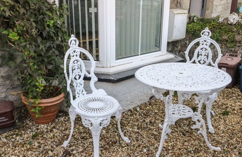 Y Felinheli Cabaña | 23 BEACH ROAD, pet friendly, country holiday cottage in Y Felinheli
