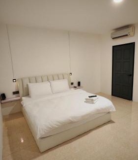 Central Seberang Perai Casa | 23 Inn Kingbed Room with Balcony