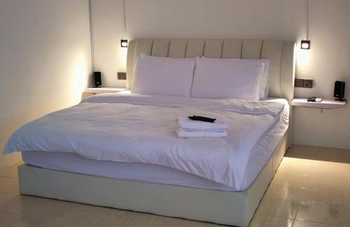 Central Seberang Perai Casa | 23 Inn Kingbed Room with Balcony