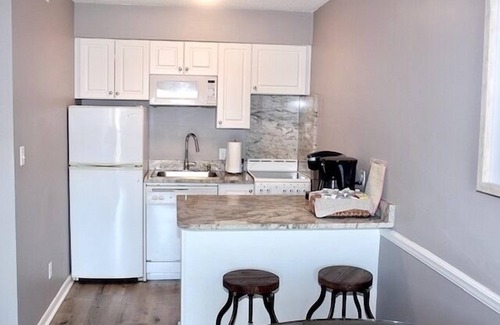 North Forest Beach Condominio | Interruptores # 232: cama tamaño king, dos televisores planos, decoración elegante
