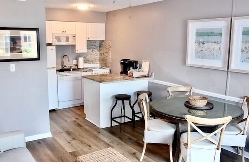 North Forest Beach Condominio | Interruptores # 232: cama tamaño king, dos televisores planos, decoración elegante
