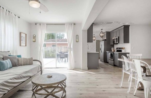 Largo Casa | 235 E Overbrook Drive