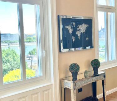 Felheviz Apartamento | 23ppl Central LUX Danube 180 degree View, AC in 7BR 5BA