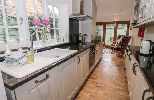Stratford-upon-Avon Cabaña | 24 College Lane, STRATFORD-UPON-AVON
