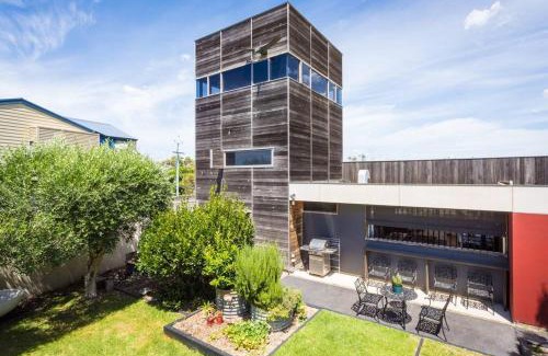 Merimbula Casa | 24 Hill Street- Unique 2 bedroom pet friendly home