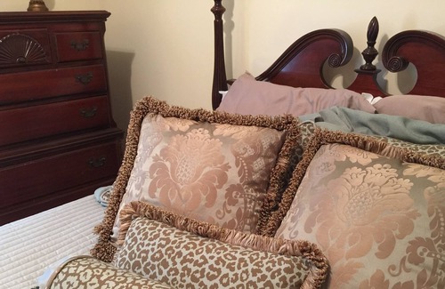 Fort Valley Casa | 2400 square foot house quietly hidden in the trees, 10 miles from Ag Center