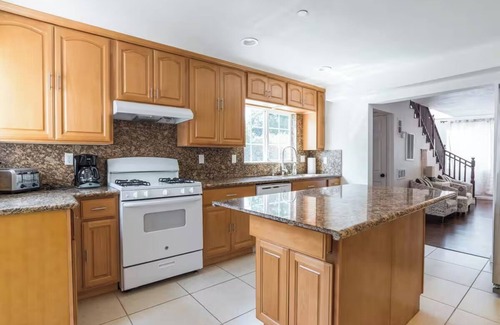 Oakland Casa | 2402 - 4B3B Gated House near Zoo Coliseum FWY BART