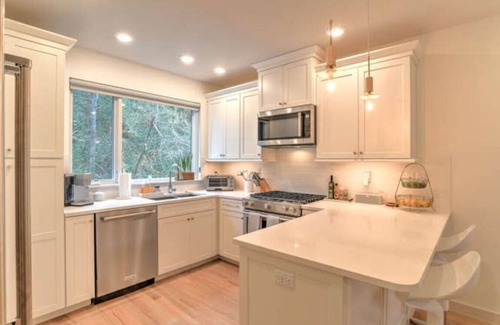 Asheville Casa | Nueva y contemporánea casa adosada en South Slope con elevador privado y terraza en la azotea
