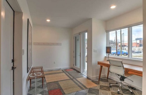 Asheville Casa | Nueva y contemporánea casa adosada en South Slope con elevador privado y terraza en la azotea