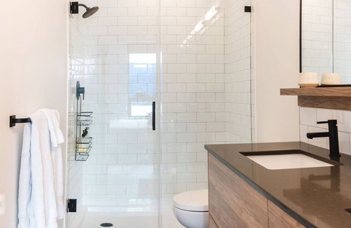 Downtown Kelowna Apartamento | 24th Floor Panoramic Penthouse in DT Kelowna With Amazing Views; Huge, Brand-new