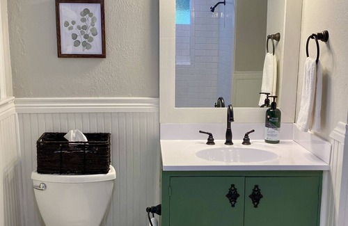 Uvalde Casa | 25 min to concan! Newly remodeled farmhouse in downtown Uvalde.