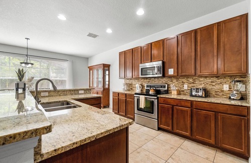Bellavida Complejo | 25 Minutes from Disney & Universal, Private Pool, Game Room and Themed Rooms!