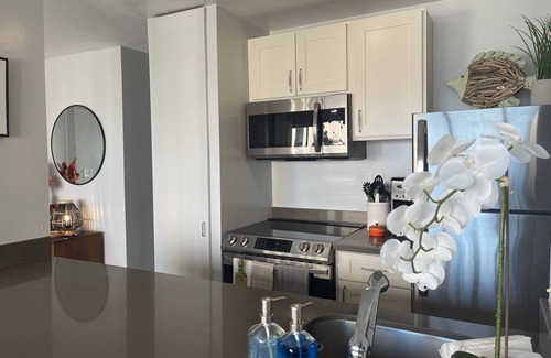 Waikiki Condominio | 25% Off Monthly Stays! Top-Floor Waikiki Retreat -Ocean Views + Parking