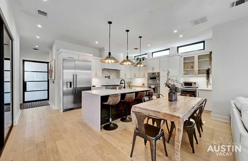 Holly Apartamento | 4BR/3BA Home w/ Plunge Pool & Patio ✦ Parking & Tesla Charger ✦ Walk to Downtown