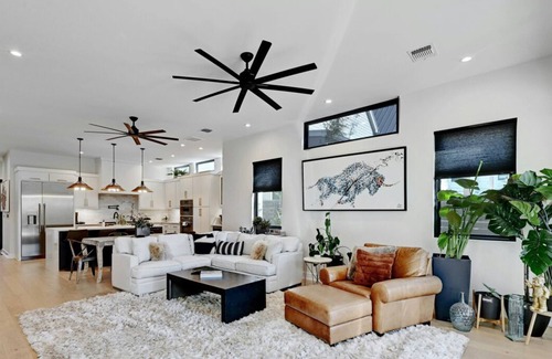 Holly Apartamento | 4BR/3BA Home w/ Plunge Pool & Patio ✦ Parking & Tesla Charger ✦ Walk to Downtown