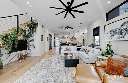 Holly Apartamento | 4BR/3BA Home w/ Plunge Pool & Patio ✦ Parking & Tesla Charger ✦ Walk to Downtown