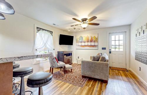 Hendersonville Casa | 254 & 256 Hoots Hideaway Cottage & Hoots Log Cabin - Full Property