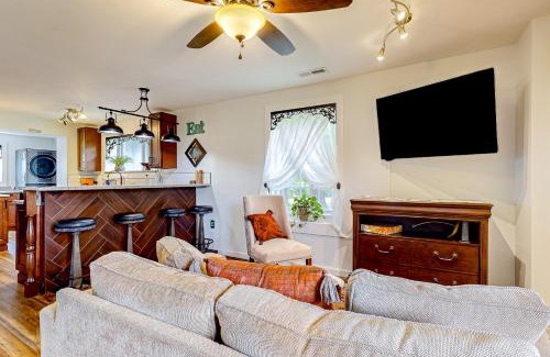 Hendersonville Casa | 254 & 256 Hoots Hideaway Cottage & Hoots Log Cabin - Full Property