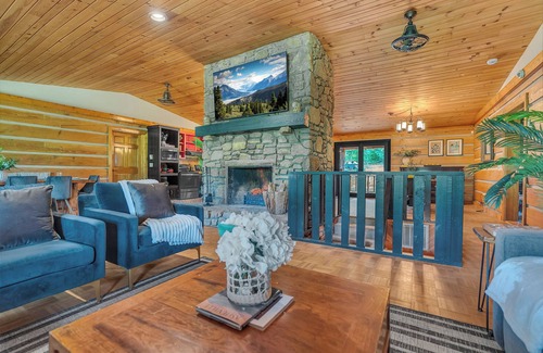 Asheville Casa | 25p Mountain Retreat on 5.2 acres w Pool/Spa/Movie Theatre/Gameroom 5m from DT