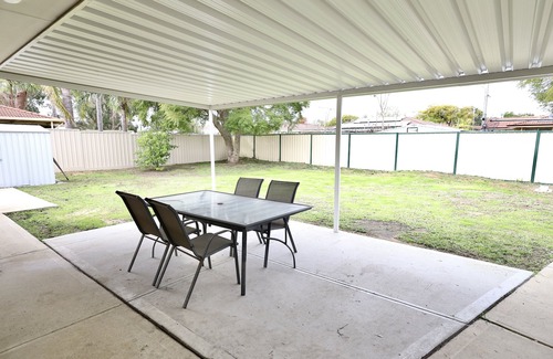 Mirrabooka Casa | 26 Simple Family Home Mirrabooka sleeps 5