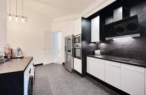 Quartier du Gros-Caillou Apartamento | 260m2 Luxurious 5-Bedroom in 7eme close to Tour Eiffel/Champs de Mars/Invalides