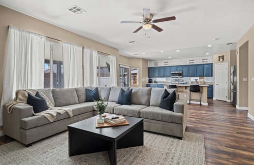 North Las Vegas Casa | 2700sqft/Heated Pool, Hot Tub. 15min to Strip!