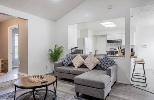 Spring Branch Central Casa | 2710 Y1 cozy near IKEA Downtown Zoo