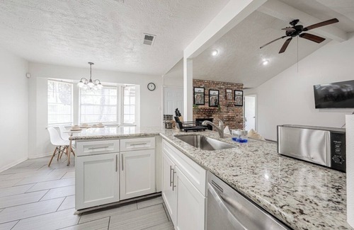 Spring Branch Central Casa | 2710 Y1 cozy near IKEA Downtown Zoo