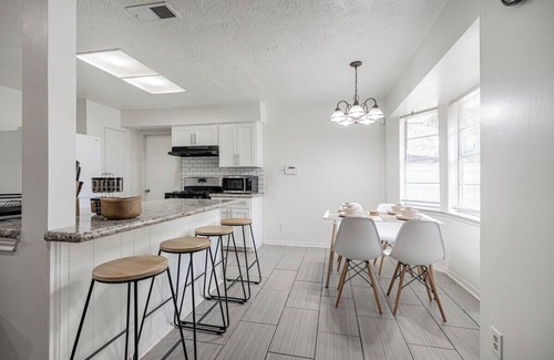 Spring Branch Central Casa | 2710 Y1 cozy near IKEA Downtown Zoo