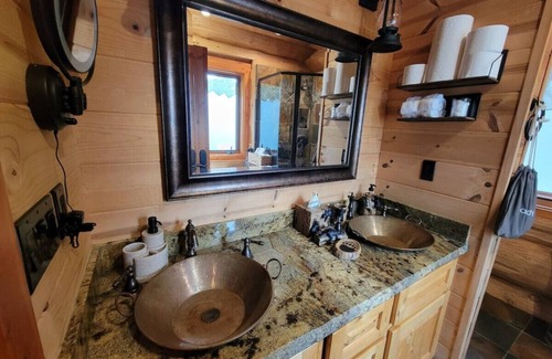 El Cajon Cabina | 275B) Charming Getaway with Hot tub!