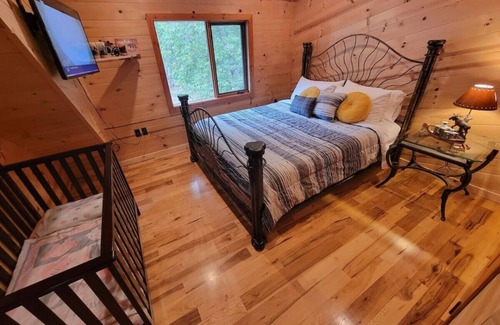 El Cajon Cabina | 275B) Charming Getaway with Hot tub!