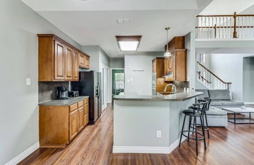 South Side Casa | 277) Luxury Home- fenced back yard + 5 bedrooms!