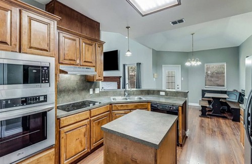 South Side Casa | 277) Luxury Home- fenced back yard + 5 bedrooms!