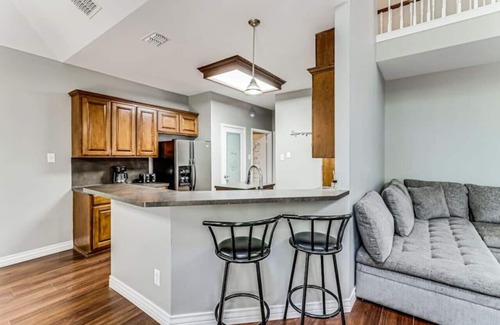 South Side Casa | 277) Luxury Home- fenced back yard + 5 bedrooms!