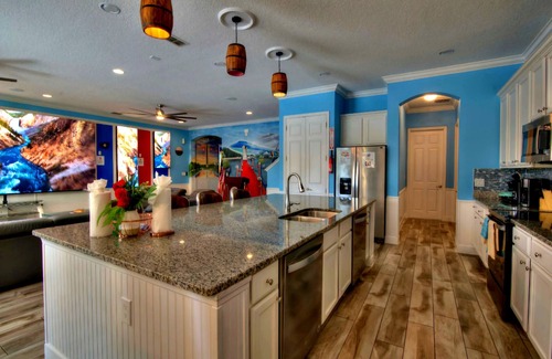 Loughman Casa | 28 Bedrooms, America & Music Bowling Mansions, SIDE BY SIDE, Sleep 80