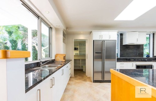 Castor Bay Apartamento | Seaview Haven in Castor Bay