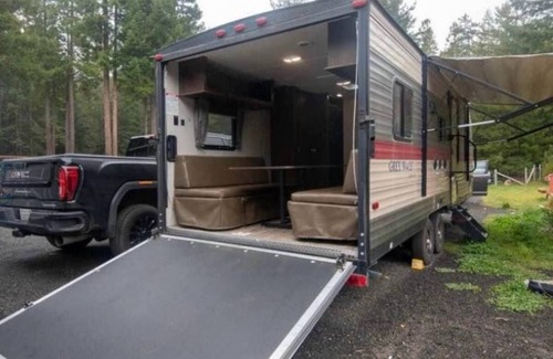 Lewiston Casa | 29' Deluxe Climate Controlled Toy Hauler Camper - Sleeps 4 Guests.