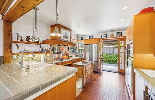 Upper East Casa | 2b/2b Downtown Cottage with Hot Tub 30 day +
