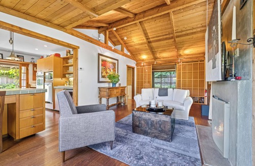 Upper East Casa | 2b/2b Downtown Cottage with Hot Tub 30 day +