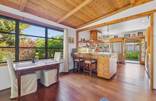 Upper East Casa | 2b/2b Downtown Cottage with Hot Tub 30 day +