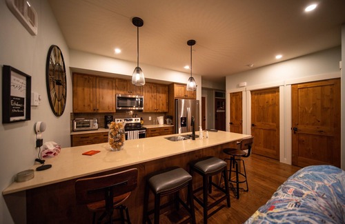 Sun Peaks Condominio | 2B/2B Ski-In/Out Condo w Hot Tub, Dry room, Gym