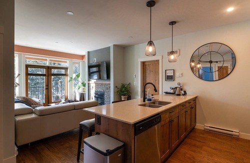 Sun Peaks Condominio | 2B/2B Ski-In/Out Condo w Hot Tub, Dry room, Gym