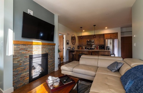 Sun Peaks Condominio | 2B/2B Ski-In/Out Condo w Hot Tub, Dry room, Gym