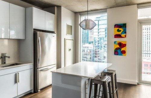Downtown Chicago Apartamento | 2B 2BA Luxury Suite with Balcony and Wi-Fi, PAID IN and OUT PARKING IN BLDG