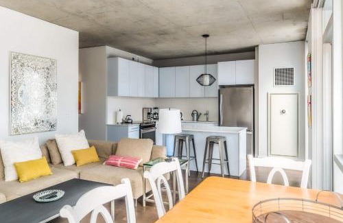 Downtown Chicago Apartamento | 2B 2BA Luxury Suite with Balcony and Wi-Fi, PAID IN and OUT PARKING IN BLDG