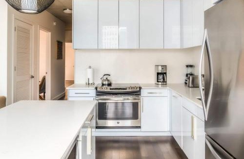 Downtown Chicago Apartamento | 2B 2BA Luxury Suite with Balcony and Wi-Fi, PAID IN and OUT PARKING IN BLDG