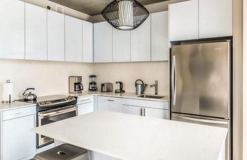 Downtown Chicago Apartamento | 2B 2BA Luxury Suite with Balcony and Wi-Fi, PAID IN and OUT PARKING IN BLDG
