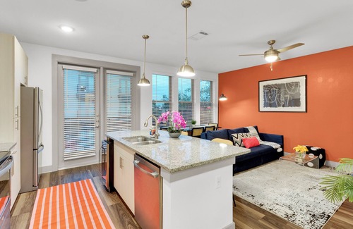 Fort Worth Apartamento | 2B2B by TCU, Walkable, Pool View, King, Queen Beds with Pool & Gym Access